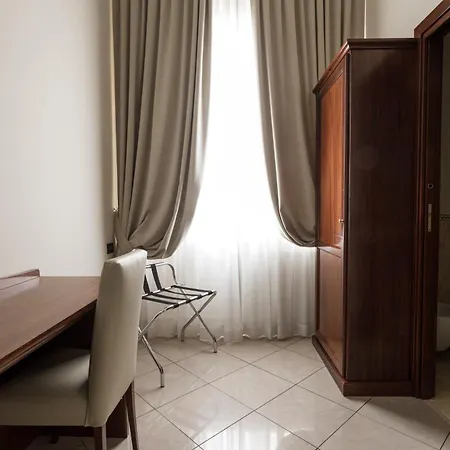 Glam Luxury Hotel *