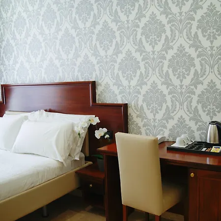 Glam Luxury Hotel *